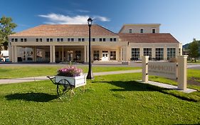 Mammoth Hot Springs Hotel
